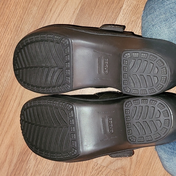 Crocs Cobbler leather/patent leather quilt strap brown heeled clogs, size 9. - Picture 8 of 10